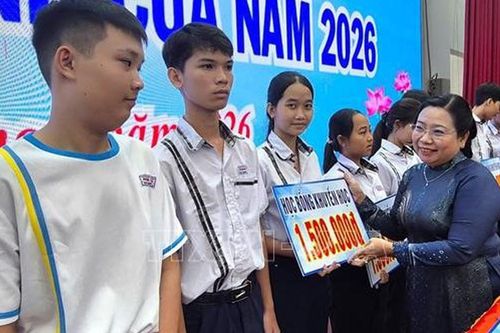 Hội Khuyến học thành phố Cần Thơ phối hợp trao 321 suất học bổng Lương Định Của