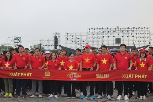 Hơn 9.300 người hưởng ứng 'Cùng Việt Nam tiến bước' năm 2026