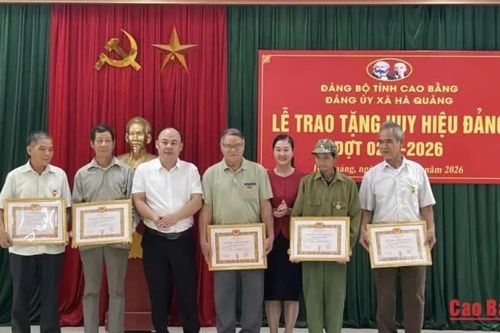 Đảng ủy xã Hà Quảng trao tặng Huy hiệu Đảng cho 9 đảng viên