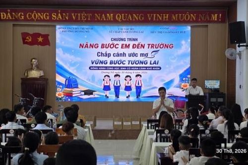 Nâng bước em đến trường - Tiếp sức cho học sinh khó khăn tại phường Dương Nỗ