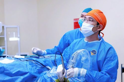 Tưởng phải ngồi xe lăn suốt đời, người phụ nữ tự đi lại nhờ hai đường mổ 1cm