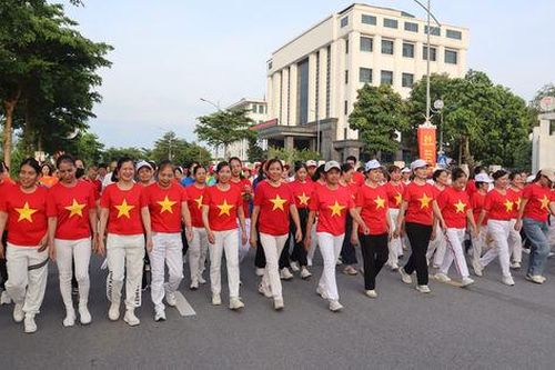 Phường Tây Tựu: Sôi nổi hoạt động đi bộ 'Cùng Việt Nam tiến bước'