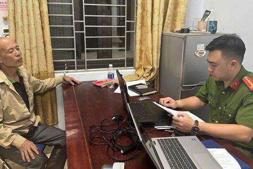 Bắt Lê Văn Sáu, 61 tuổi ở Phú Thọ, cầm dao ném đá chống đối công an