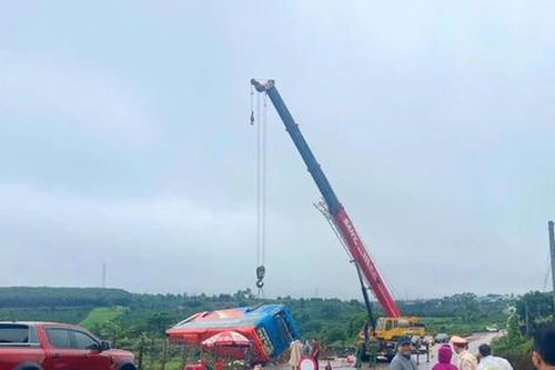 Thủ tướng yêu cầu khẩn trương khắc phục hậu quả vụ lật xe ô tô chở khách tại Gia Lai