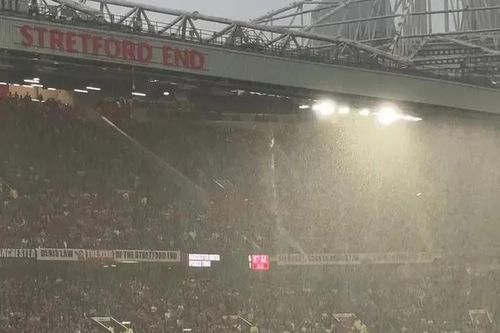 'Thác nước' lại xuất hiện ở Old Trafford khiến CĐV MU ngán ngẩm