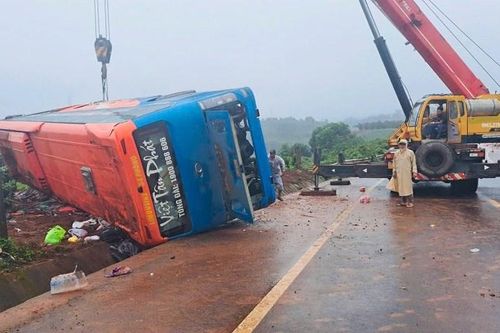 Gia Lai: Lật xe khách giường nằm, 1 người tử vong