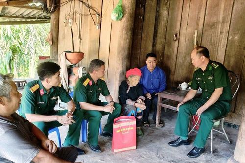 Điện Biên: Thăm, tặng quà mẹ liệt sĩ Thào A Lang dịp Quốc khánh 2.9