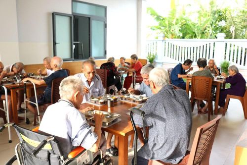 'Gia đình lớn' của những người cao tuổi, neo đơn