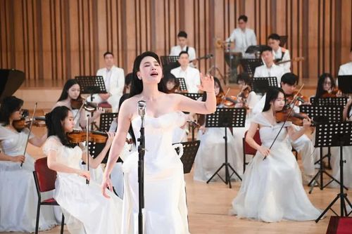 Ca sĩ Nhật Huyền lan tỏa giai điệu về đất nước, hòa bình