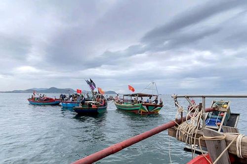 Cứu 2 tàu cá cùng 4 ngư dân gặp nạn
