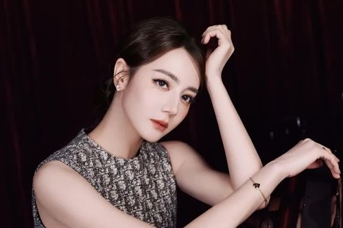 Dáng vẻ nghệ sĩ piano của Địch Lệ Nhiệt Ba khiến cõi mạng 'mê đắm'