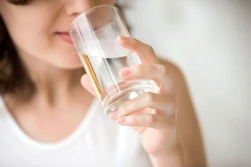 Khát nước về đêm do thiếu nước hay dấu hiệu cảnh báo bệnh lý?