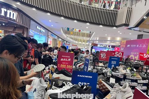 Mua sắm dịp 2/9: Nơi xếp hàng, chỗ vắng hoe