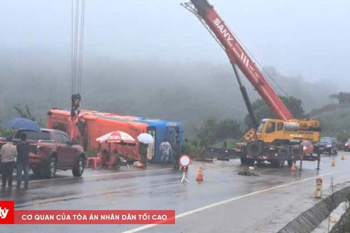 Gia Lai: Lật xe khách giường nằm, nhiều người bị thương