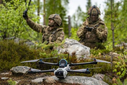 Bị drone quấy nhiễu, 2 thành viên mới nhất của NATO hành động khẩn