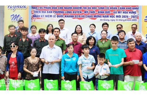 Long Xuyên trao 195 phần quà cho người khiếm thị, học sinh khó khăn