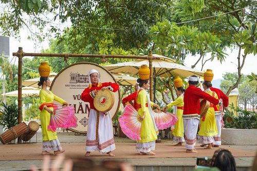Thưởng thức vũ điệu Champa bên sông Hàn