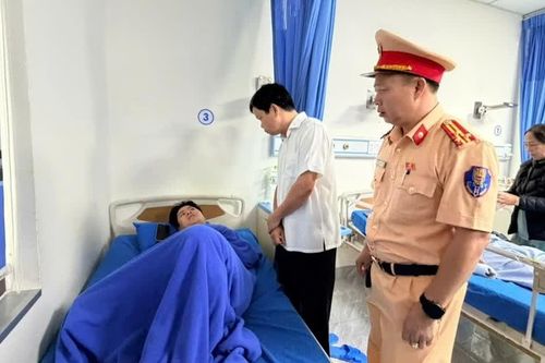 Phó Chủ tịch UBND tỉnh Nguyễn Hữu Quế thăm hỏi các nạn nhân bị thương trong vụ lật xe