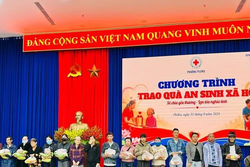 Pleiku trao 100 suất quà cho các hộ có hoàn cảnh khó khăn