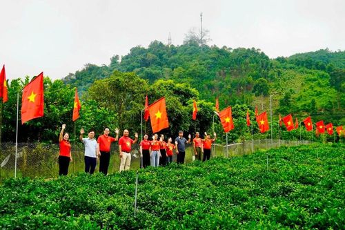 Sắc cờ trên đường quê Bình An