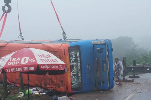 Gia Lai: Lật xe khách 1 người tử vong, 7 người bị thương