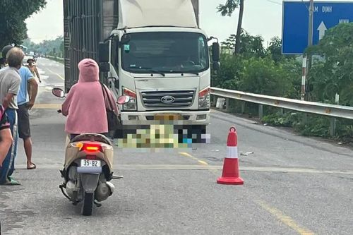 Ninh Bình: Người phụ nữ đi xe đạp điện tử vong sau va chạm với xe tải