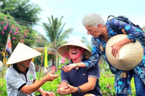 Phát huy giá trị bản địa phát triển du lịch bền vững