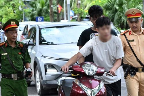 Không đội mũ bảo hiểm, 'né' chốt nồng độ cồn, nhiều thanh niên bị xử lý