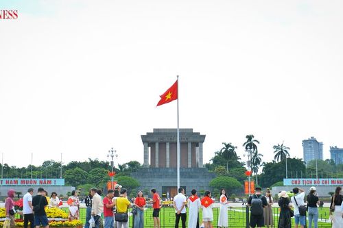 Người dân đổ về Quảng trường Ba Đình check-in, dịch vụ chụp ảnh nhanh chóng 'lên ngôi'