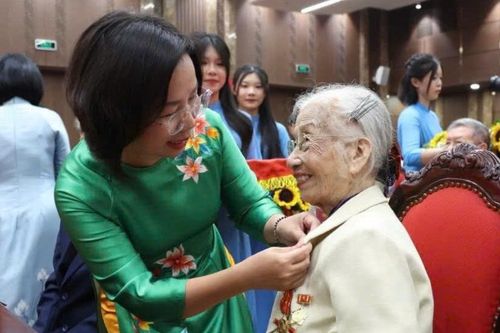 Tấm Huy hiệu trên ngực áo, lời thề trong tim
