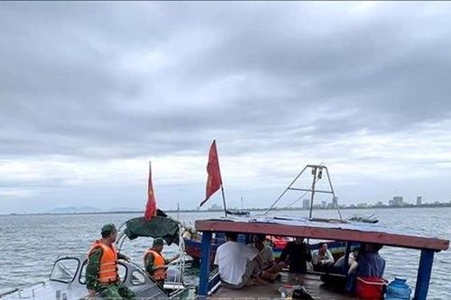 Kịp thời cứu nạn 4 ngư dân bị chìm tàu trong đêm