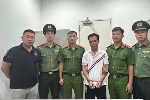 Bắt giữ đối tượng truy nã tại sân bay Nội Bài
