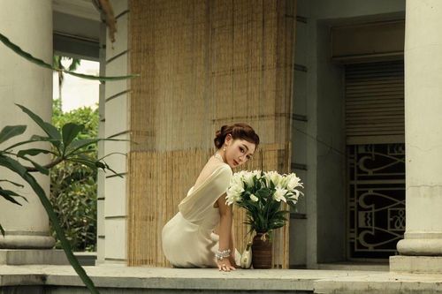 Trần Hà Linh đổi hẳn phong cách, từ cô gái hiện đại thành quý cô cổ điển khiến dân mạng ngỡ ngàng
