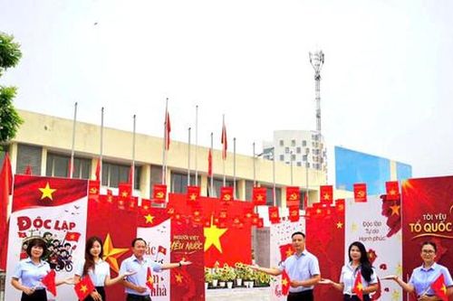 Sắc đỏ rực rỡ tại Không gian văn hóa Việt Hưng
