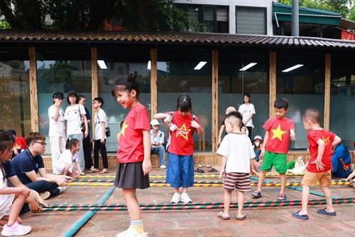 Văn Miếu dịp Quốc khánh: Người dân hào hứng trải nghiệm văn hóa dân gian