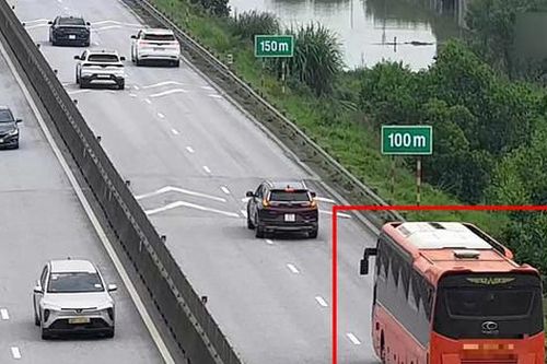 Giữ khoảng cách an toàn trên cao tốc: Khó cũng phải làm