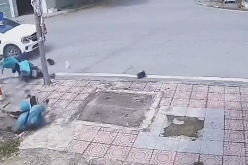Khoảnh khắc tài xế công nghệ bị ô tô húc bay lên không trung