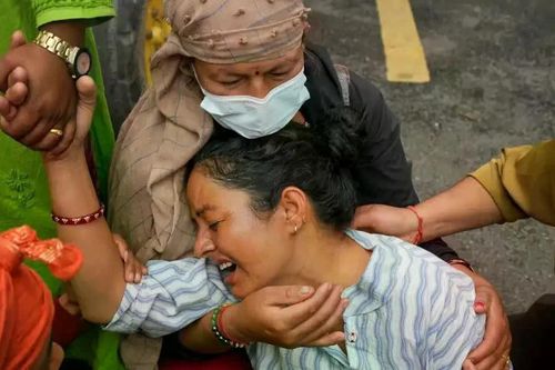 Hàng trăm người mắc kẹt trong các đường hầm thủy điện sau thảm họa lũ quét Nepal