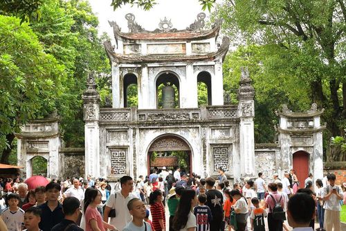 Du khách nô nức 'check-in' Hà Nội dịp 2/9