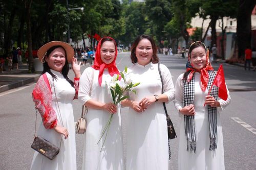 Người dân rộn ràng xuống phố mừng Quốc khánh 2.9