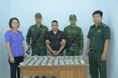 Lạng Sơn: Bắt đối tượng vận chuyển 392 tờ 100 USD nghi giả