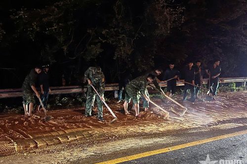 Bộ đội dọn bùn, cát trong đêm, giúp nhân dân đi lại an toàn