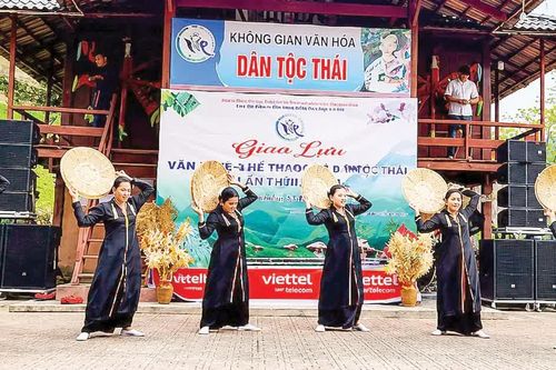 Về quê ăn Tết Độc lập