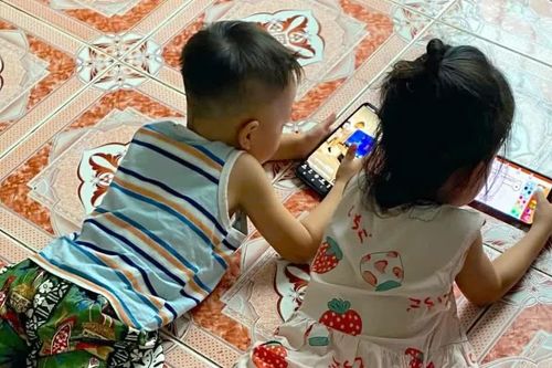 Hệ lụy khi giao trẻ em cho 'bảo mẫu công nghệ'