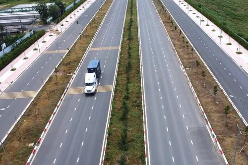 Tất bật thi công tuyến đường 10 làn xe kết nối sân bay Long Thành