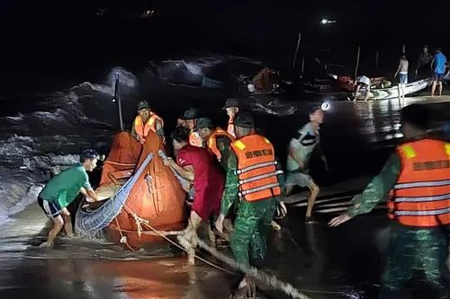 Ứng cứu 5 thuyền cá bị sóng đánh chìm ở Quảng Trị