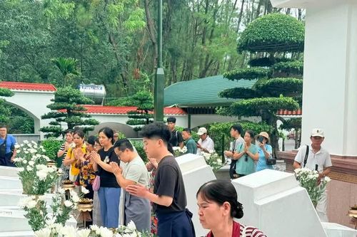 Hàng nghìn du khách tri ân, dâng hương tại Ngã ba Đồng Lộc dịp 2/9