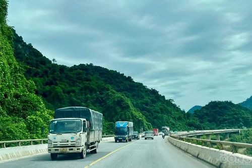 Lo không giữ được khoảng cách trên cao tốc, tài xế chọn đường Hồ Chí Minh về Thủ đô