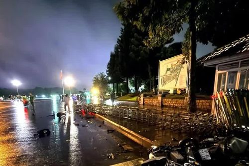 Gia Lai: Tài xế ô tô có nồng độ cồn kịch khung, tông 3 xe máy tại quảng trường
