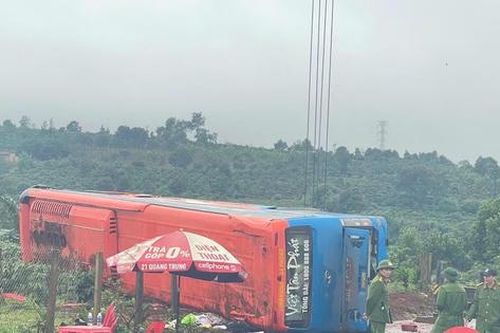 Yêu cầu huy động tối đa lực lượng cứu chữa 20 người bị thương vụ lật xe khách ở Gia Lai